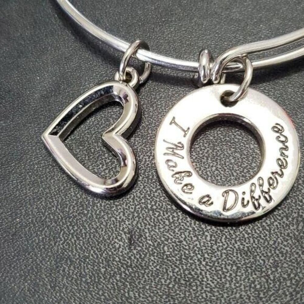 Silver tone heart charm bracelet 7.5"